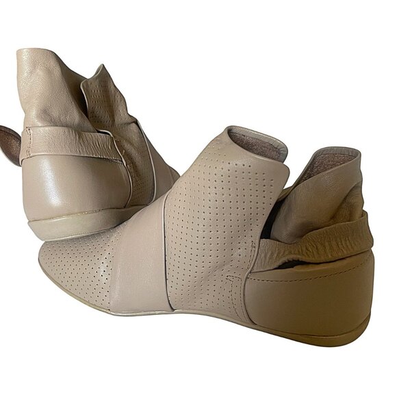 Class Act Women's Round Toe Perforated Pattern Cross Bow Tie Leather Ankle Boots - Picture 3 of 7